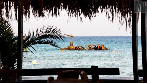 Da 40 anni affiora dal mare degli Alimini: è il romantico relitto della nave Dimitrios